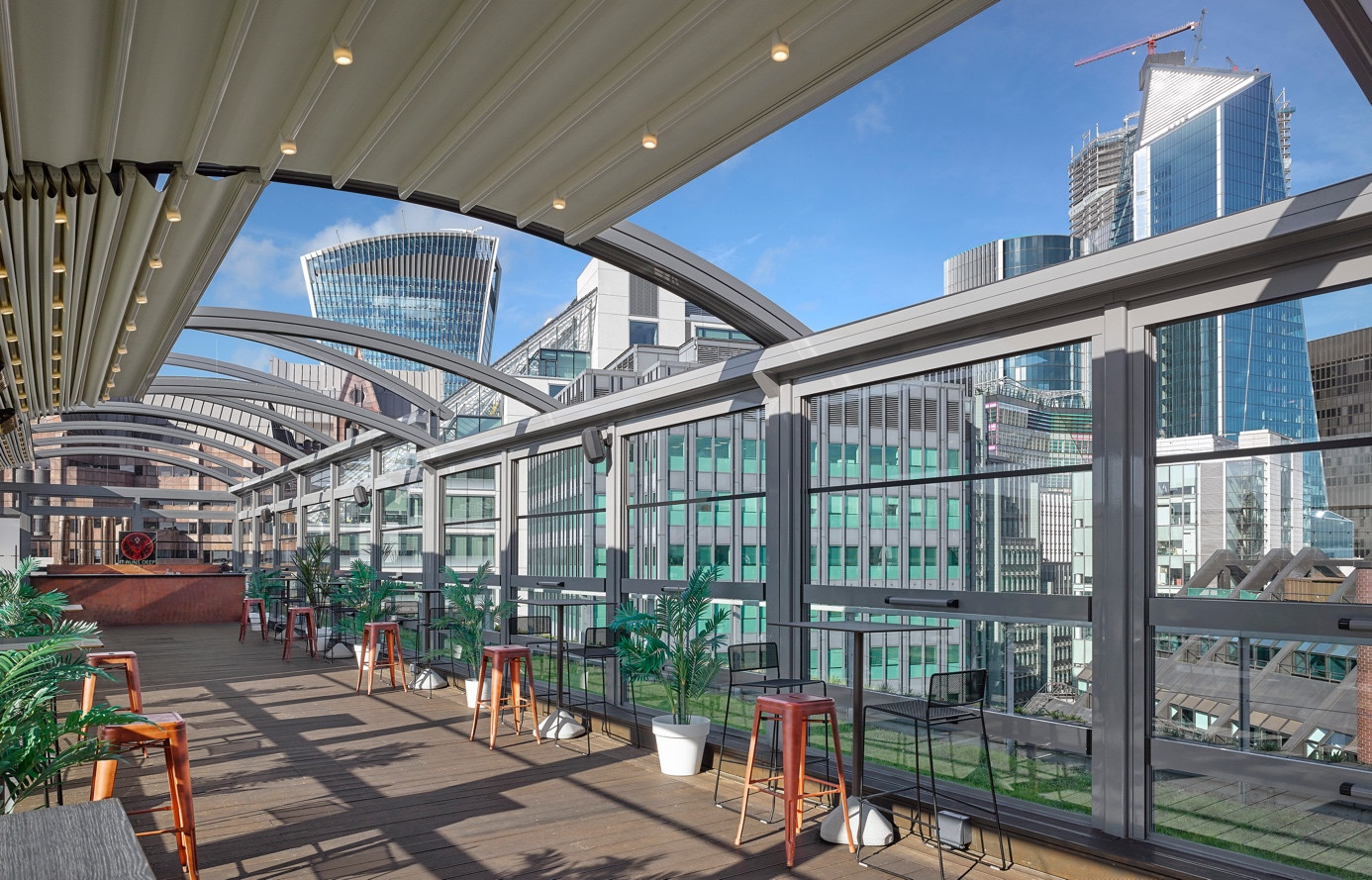 Modern pergola sistemiyle donatılmış, konfor ve şıklık sunan bir dış mekan terası.