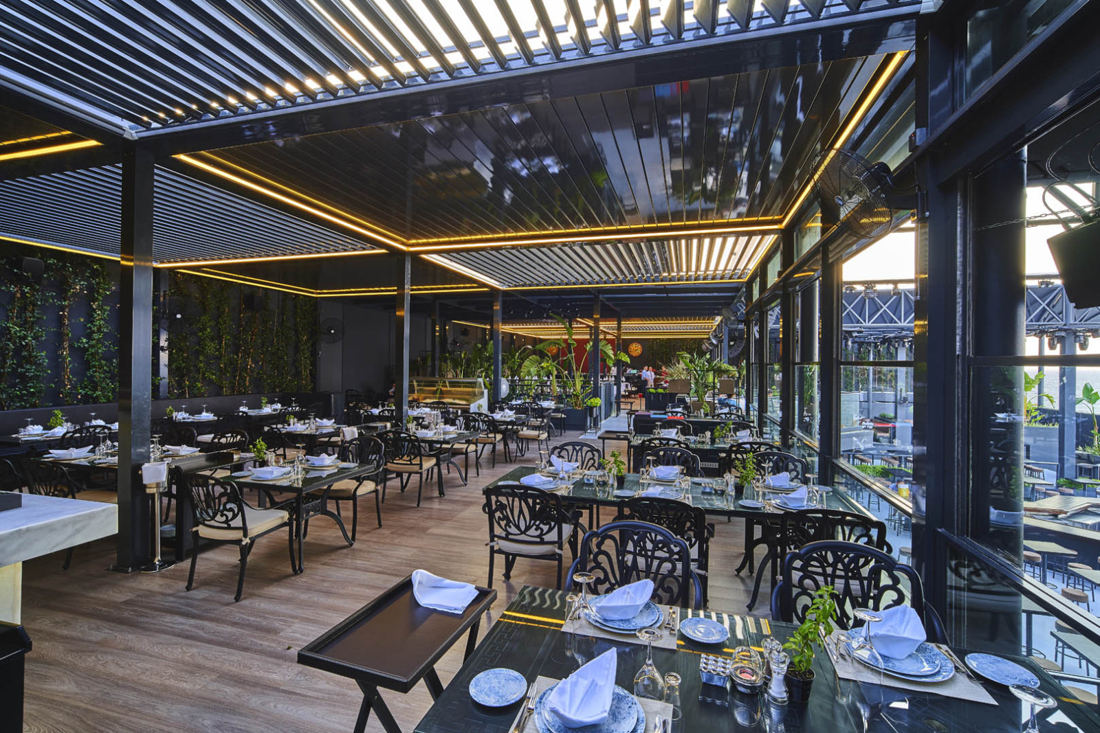 mekana uyumlu malzemelerle tasarlanmış bir pergola sistemi