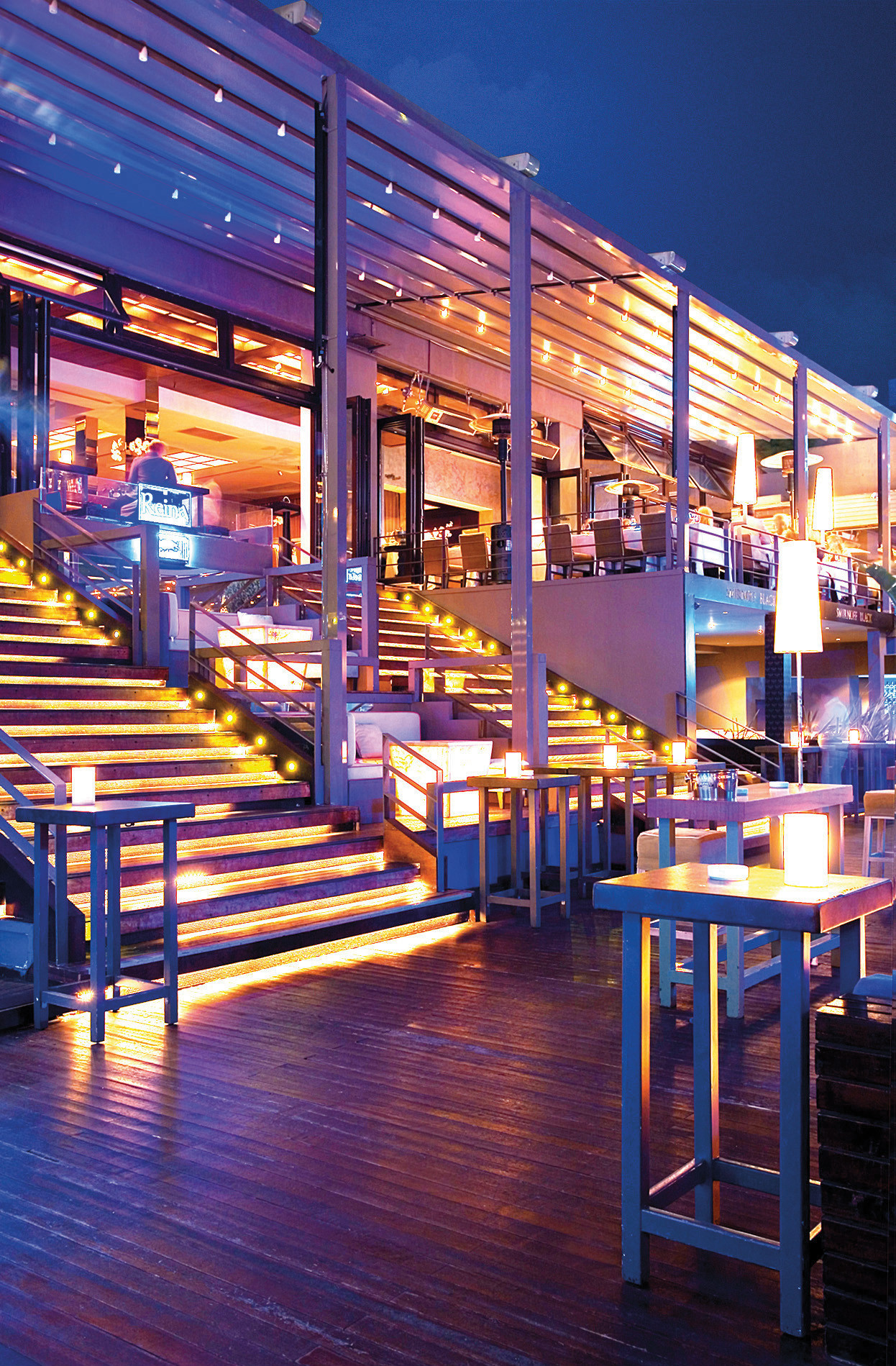 Reina Club İstanbul Boğaz hattında uygulanan silver kumaş pergola sistemi ile manzarayı öne çıkaran açık alan tasarımı