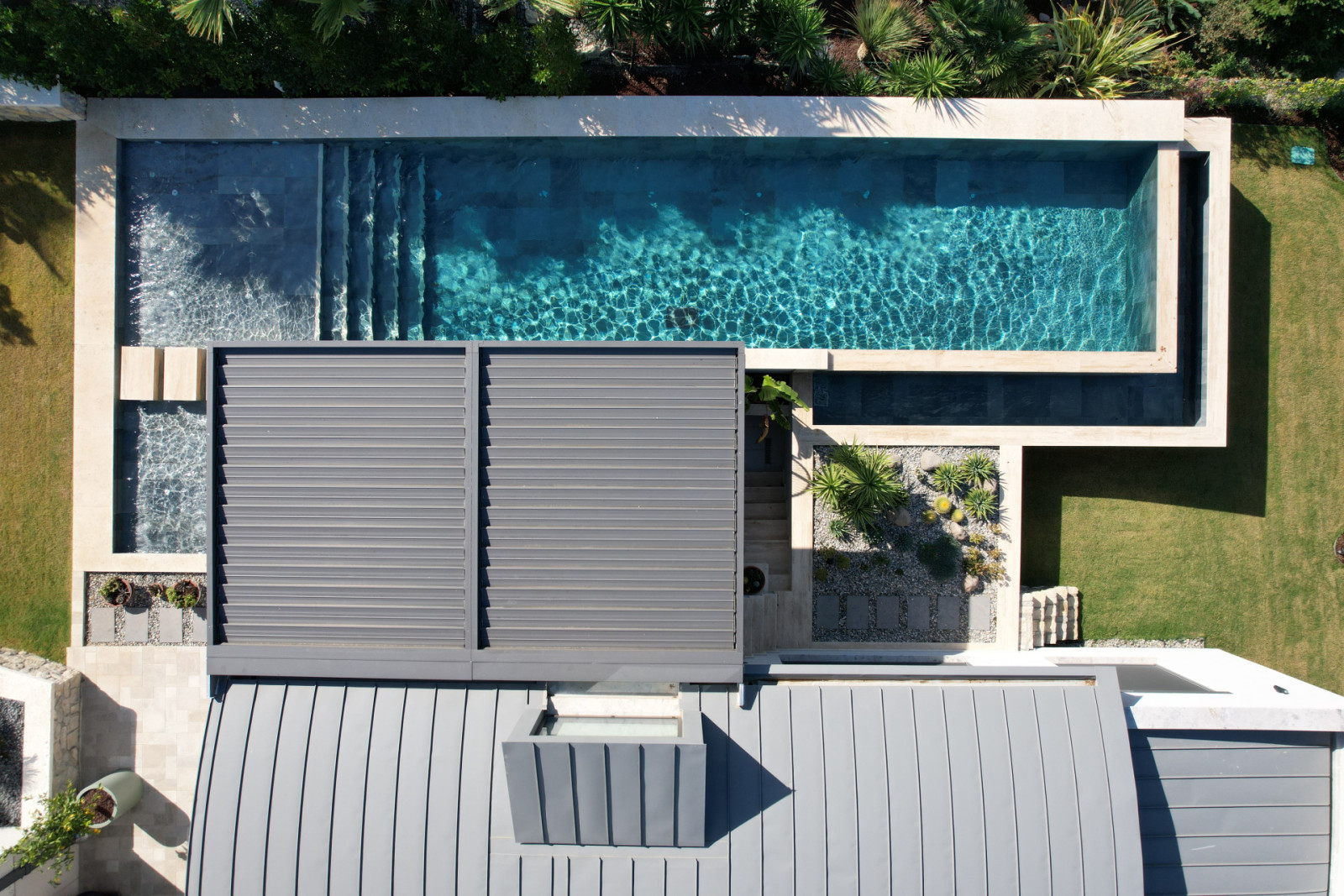 Aerial view of a house with a pool and a Palmiye Global pergola system in Izmir, showcasing outdoor living space.