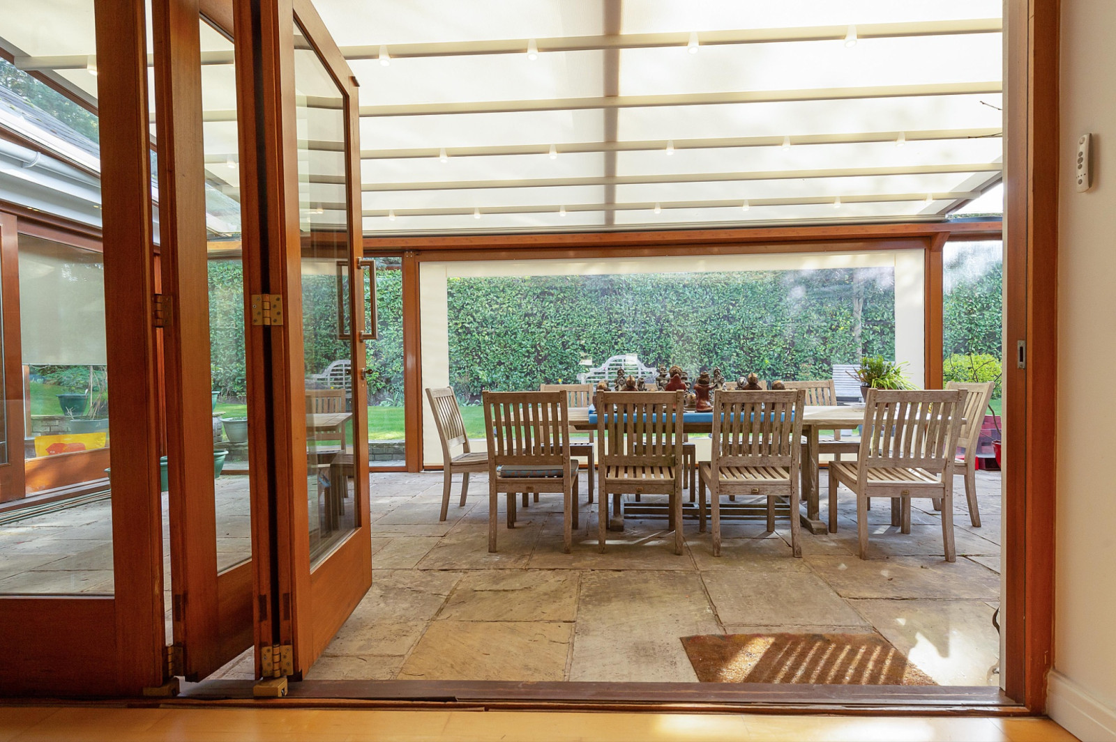 Ahşap detaylı pergola altında düzenlenmiş sıcak ve aydınlık yemek alanı